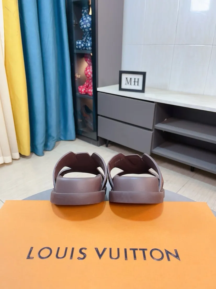 Men's shoes 💰360🌹🌹 (lv-Louis Vuitton) new men's sandals, high-end boutique, exquisite embossed logo decoration on the upper, fine workmanship, super soft soles, casual, loose and comfortable, a must-have in summer! \nsize：38-44